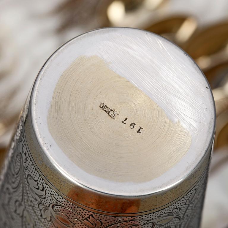 SKEDAR, 12 st samt BÄGARE, silver, bl a GAB Stockholm 1880. Total vikt 184g.