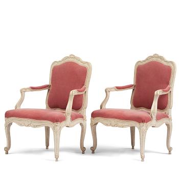 66. A large pair of Swedish Rococo armchairs in the manner of O Höglander (1750-1765).