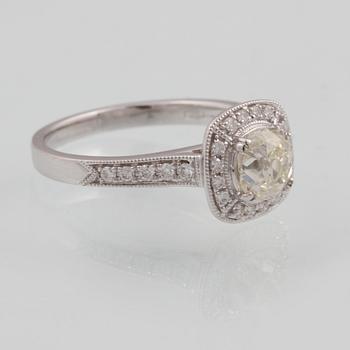RING, 18K vitguld med äldre briljantslipad diamant ca 1.01 ct samt små briljantslipade diamanter ca 0.26 ct. Vikt 4,2 g.