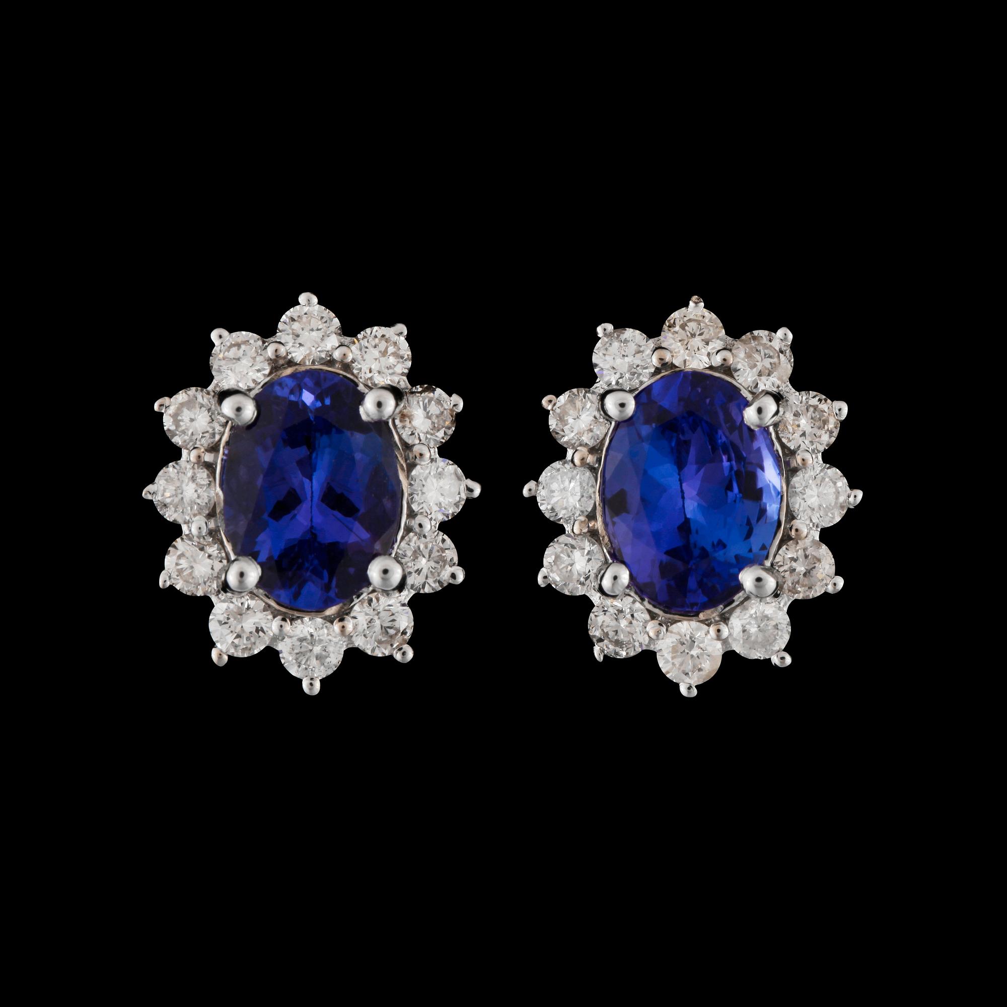 ÖRHÄNGEN, tanzaniter totalt ca 2.95 ct samt briljantslipade diamanter totalt ca 1.00 ct.