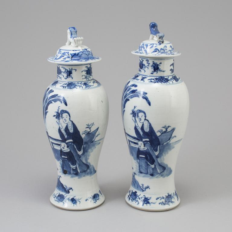 A pair of chinese blue and white porcelain vases with covers. Qing dynasty, Guangxu (1875-1908).