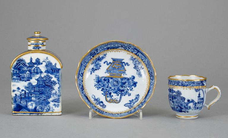 KOPPAR MED FAT, 5 st, samt TEDOSA, kompaniporslin. Kina, Qianlong (1736-95).