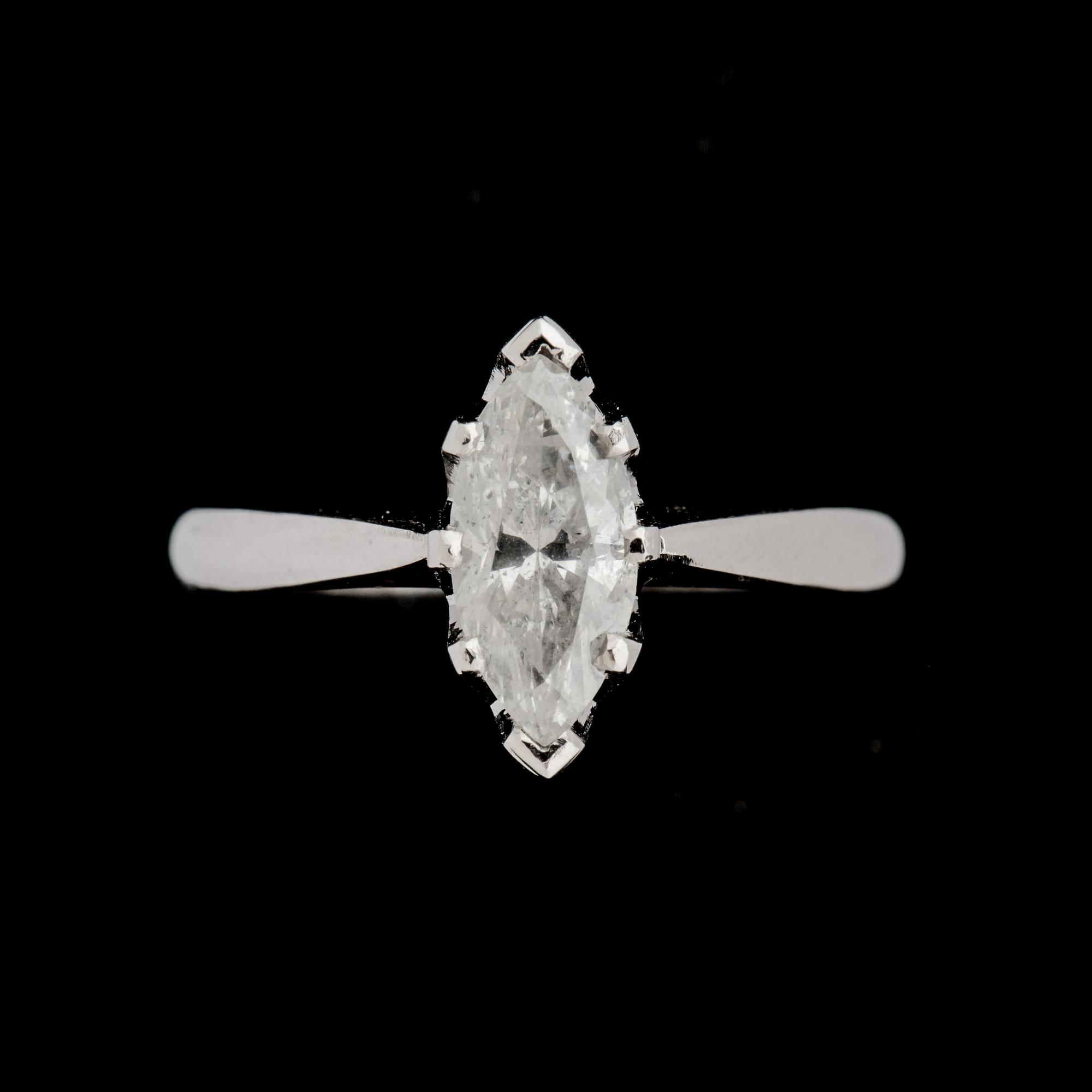 RING, 18 k vitguld med navettslipad diamant ca 0,90 ct. Vikt ca 3 g.