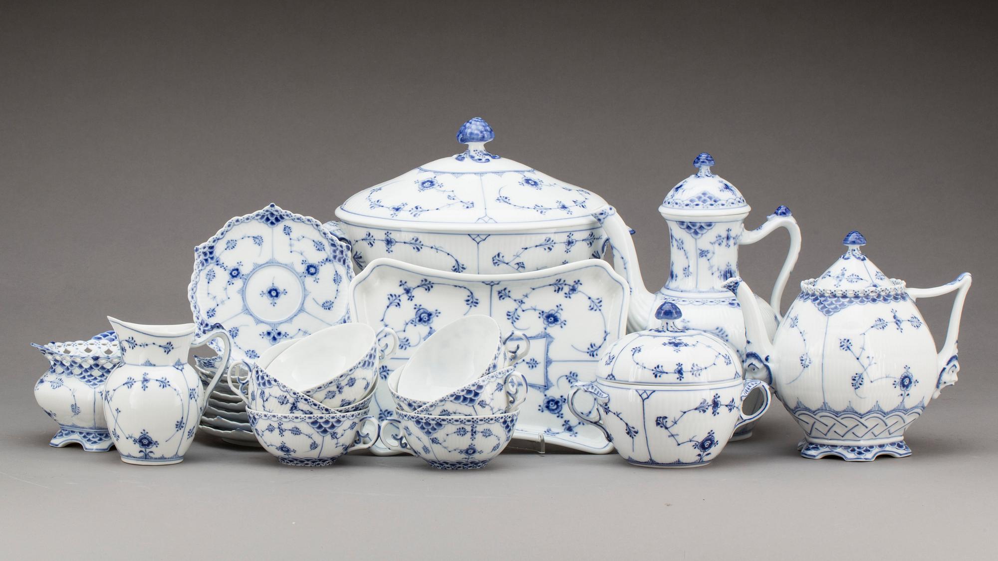 KAFFE- och TESERVIS, 15 delar, porslin, "Musselmalet", Royal Copenhagen, Danmark.