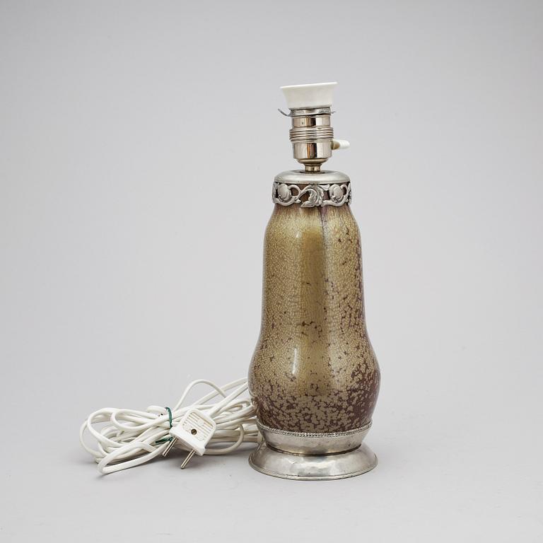 BORDSLAMPA, tenn samt keramik, troligen Danmark, 1900-talets första hälft.