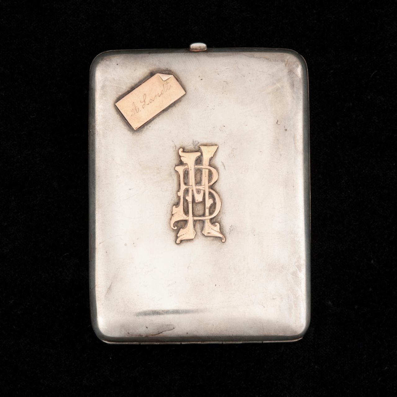 CIGARETTETUI, silver, Ryssland, Moskva 1900-talets början. Mästar stämpel AA. Vikt 149 g.