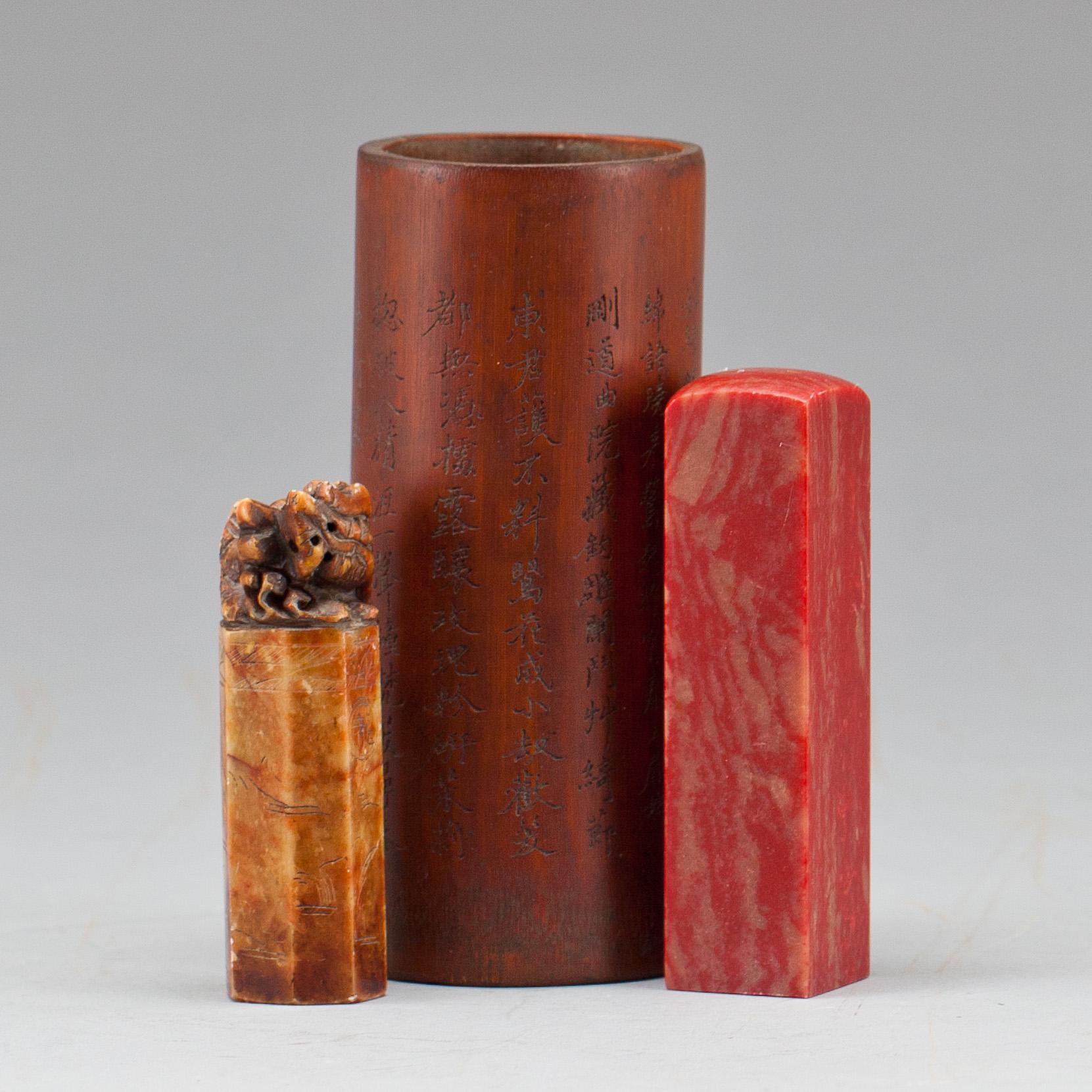 SIGILL, 2 st och PENSELSTÄLL, Kina, 1900-tal.