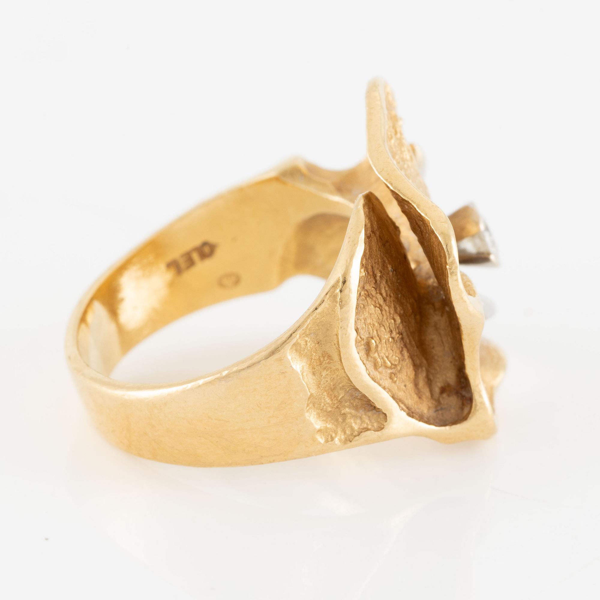 Ole Lynggaard, ring, 18K gold with a small brilliant-cut diamond.