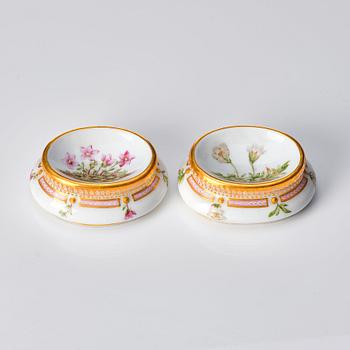 Saltkar, ett par, porslin. "Flora Danica", Royal Copenhagen, Danmark, 1900-tal.
