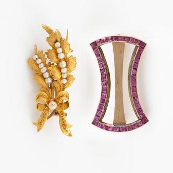 Två broscher 18K guld med pärlor och rosa stenar.