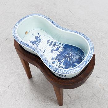 A blue and white bidet with a wooden stand, Qing dynasty, Qianlong (1736-95).