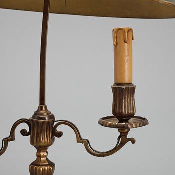 BORDSLAMPA, så kallad bouillottelampa, Louis XV-stil, 1900-talets första hälft.