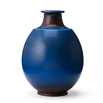 171. Berndt Friberg, A Berndt Friberg blue glazed stoneware vase, Gustavsberg studio, Sweden 1965.