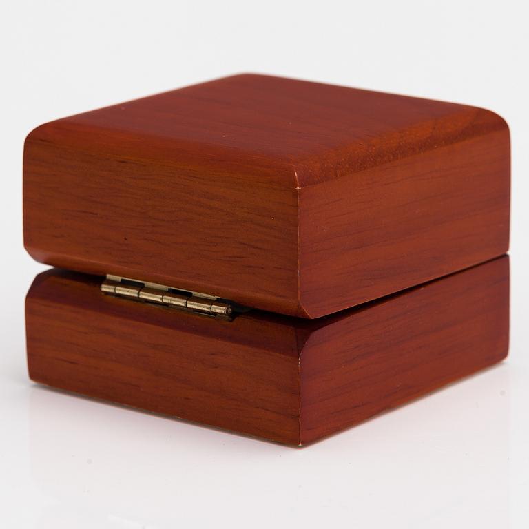 SORMUS, 14K kultaa, timantteja n. 0.50 ct yht. Mallikoru, Helsinki 2006.