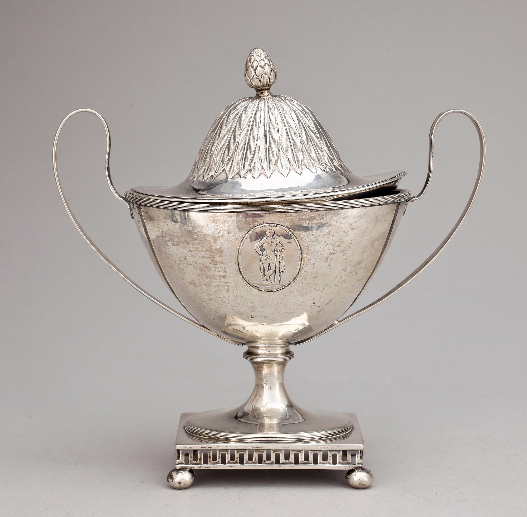 SOCKERSKÅL, silver, empire, Fredrik Nymansson (1807-1846) Kristinehamn 1810. Tot vikt ca 578g.