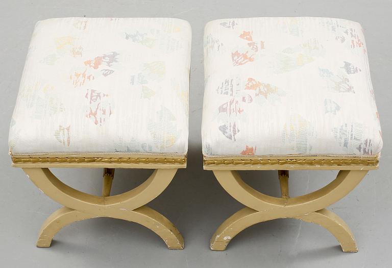 TABURETTER, ett par, sengustavianska, omkring år 1800.
