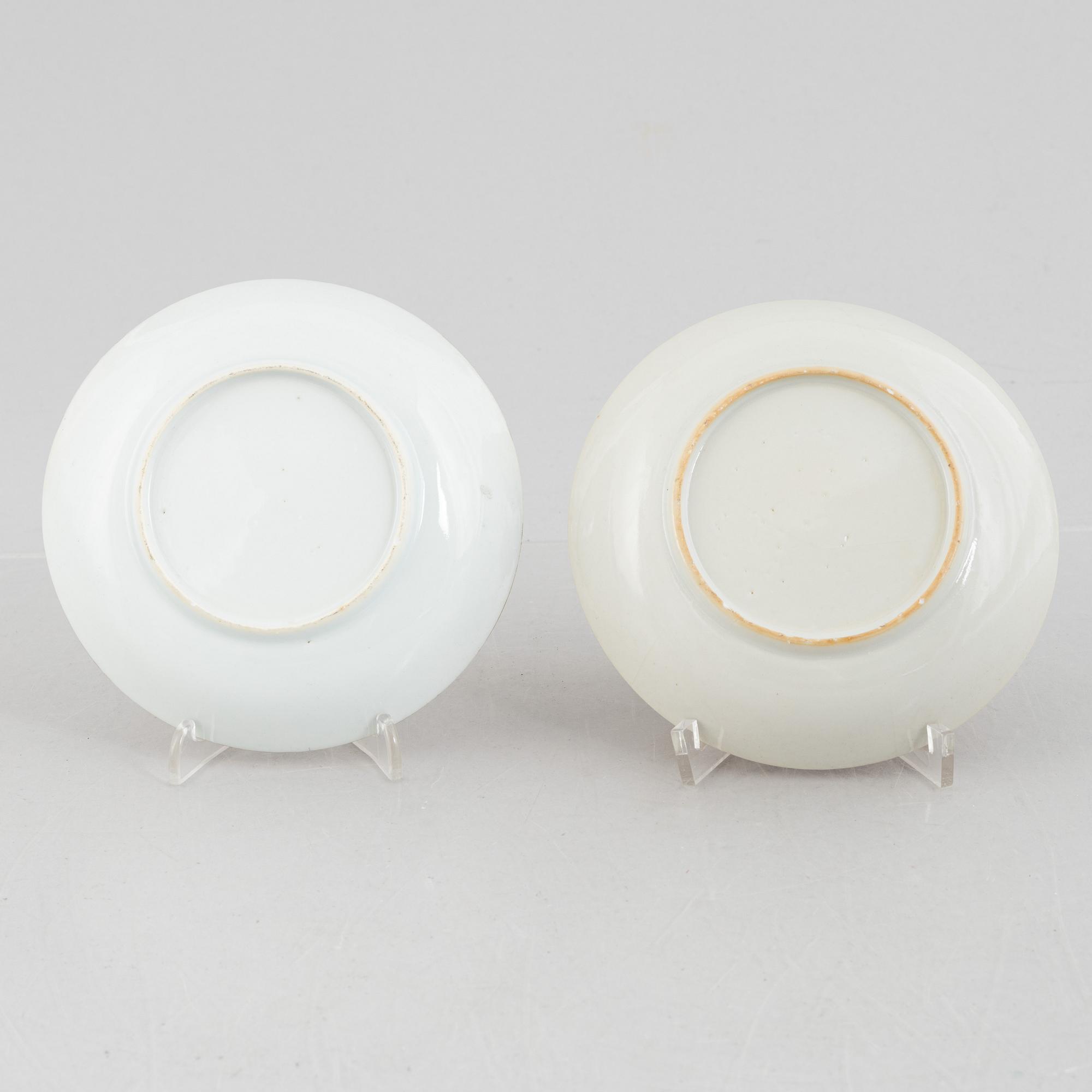 A pair of mandarin porcelain dishes/saucers, China, Qing dynasty, late 18th century/around 1800.