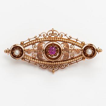 A 14K gold brooch with a ruby and half pearls. 1940's.