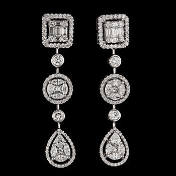 1244. A pair of brilliant cut diamond earrings, tot. 2.50 cts.