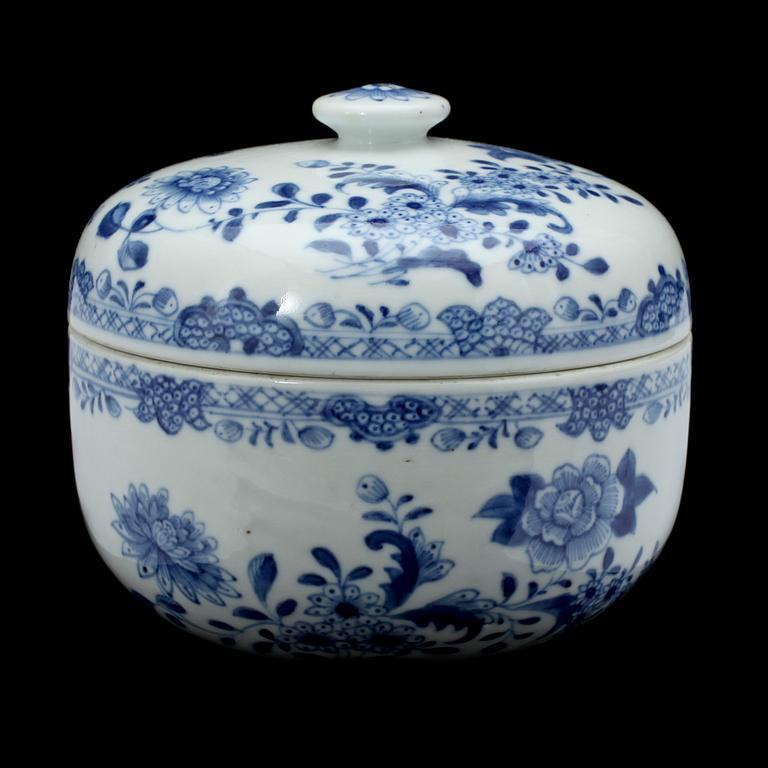 RUNDSKÅL MED LOCK, porslin, Qing dynastin, Qianlong (1736-95).