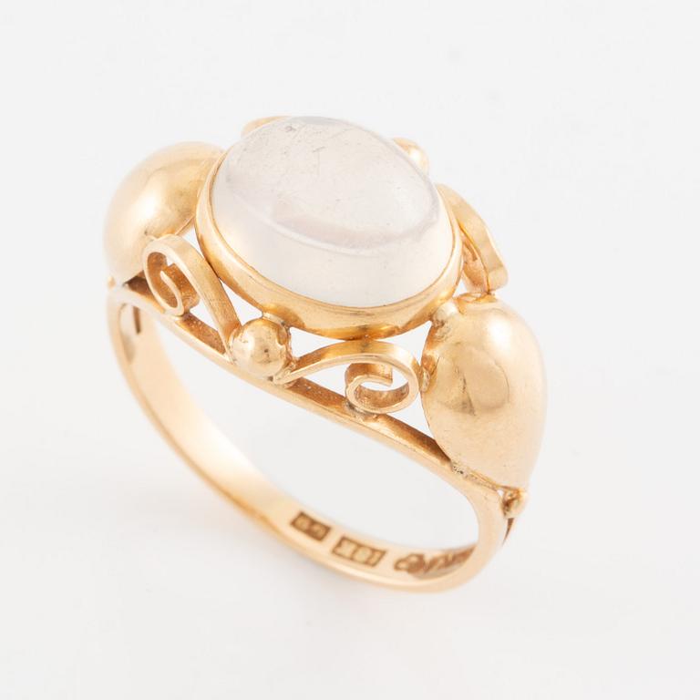 Ring, 18K gold with moonstone.