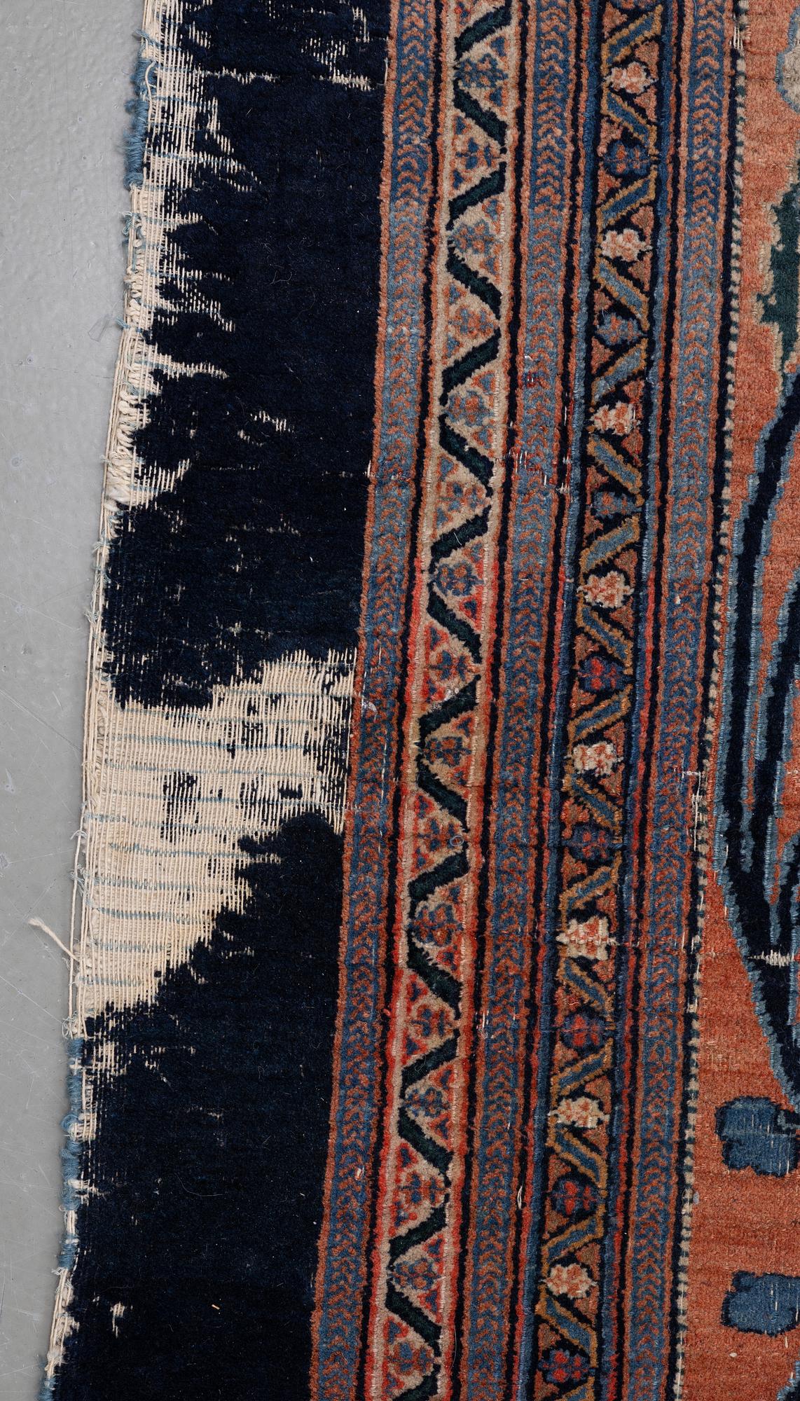 An antique Persian Doroshk carpet, signed, ca 475 x 397 cm.