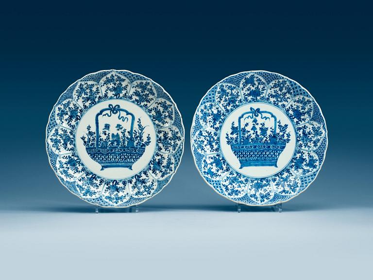 A pair of blue and white dishes, Qing dynasty, Kangxi (1662-1722).