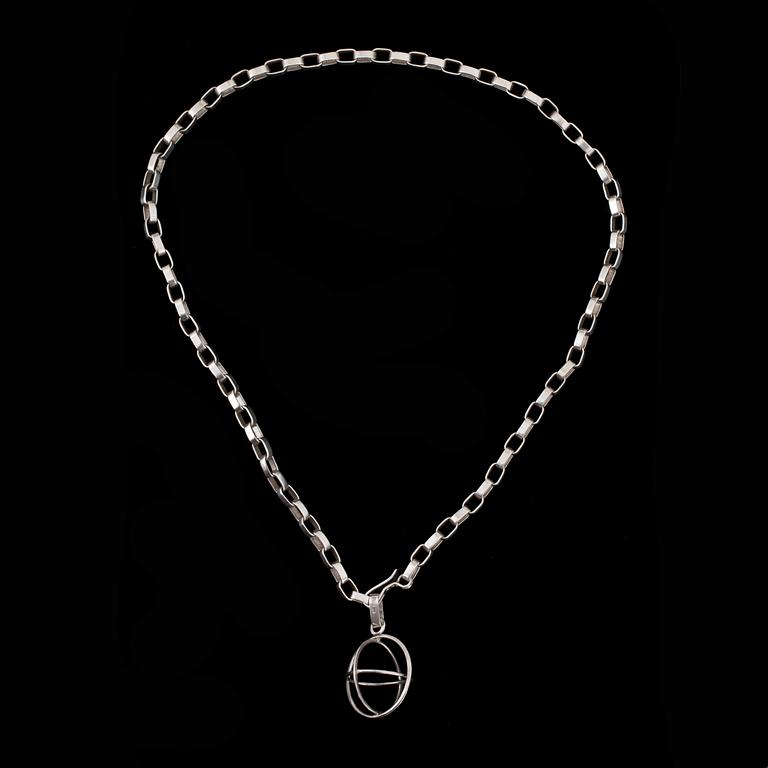 HALSBAND med HÄNGE, silver. Margareta Högberg Göteborg. Vikt totalt ca 146 gram.
