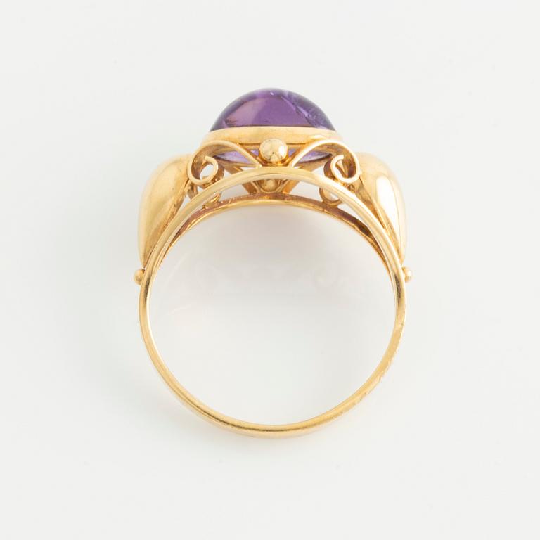 Armband och ring, 18K guld med cabochonslipade ametister.