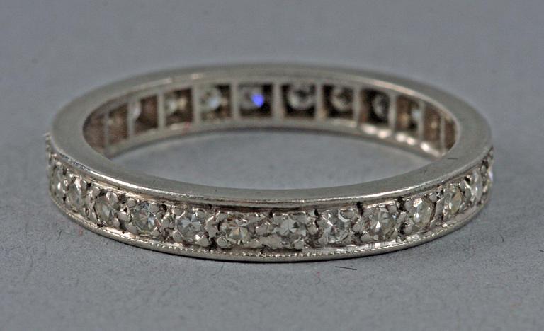 RING, helallians, vitguld  med briljanter, ostämplad.