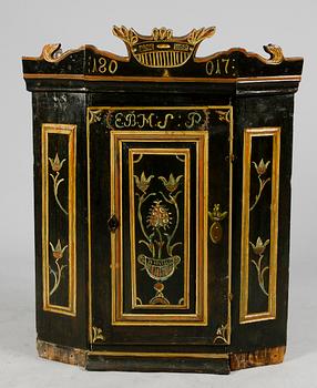 HÖRNHÄNGSKÅP, allmoge, dat 1817.