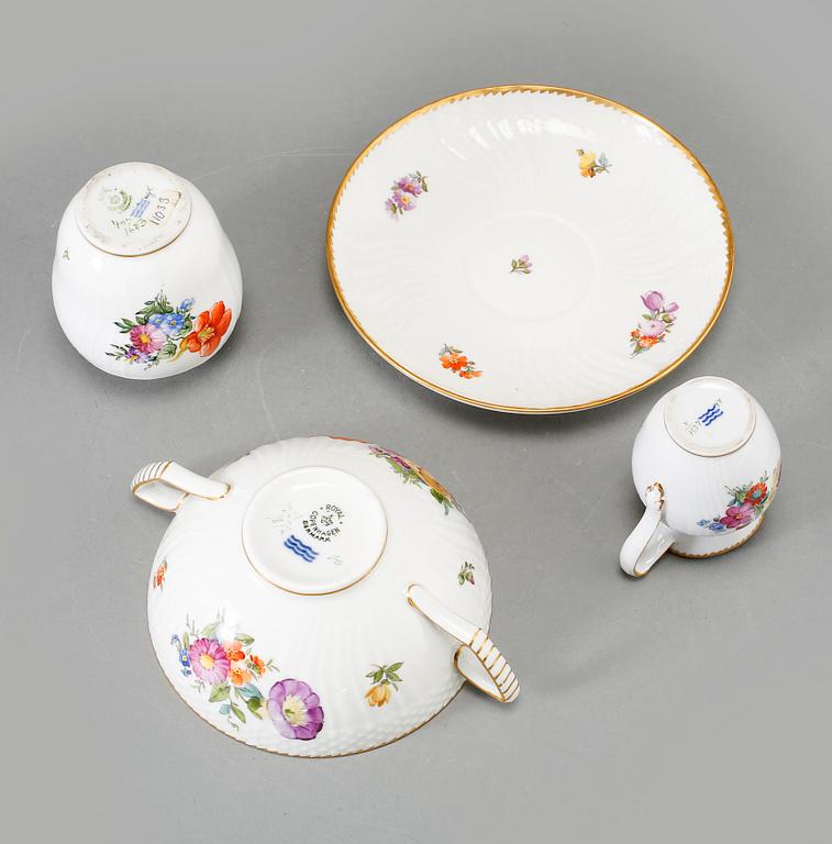 BULJONGKOPPAR, 12 st, VAS samt GRÄDDKANNA, porslin, "Sachsisk blomst", Royal Copenhagen, 1900-tal.