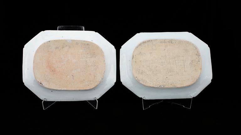 STEKFAT, ett par snarlika, porslin, Qianlong, Kina 1700-tal.