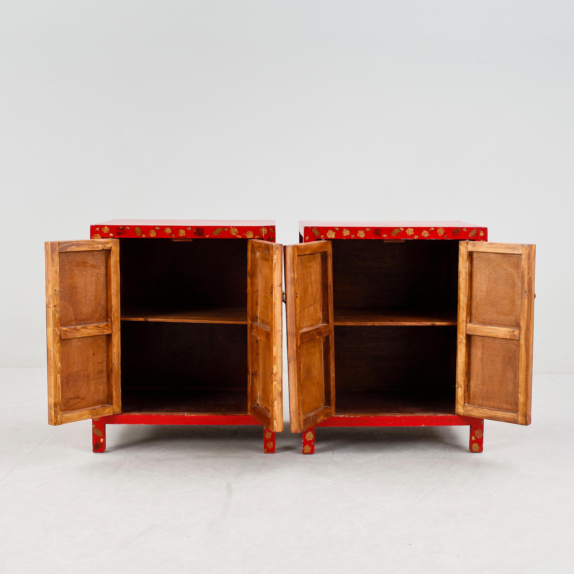 SKÅP, ett par. Kina. 1900/2000-tal.