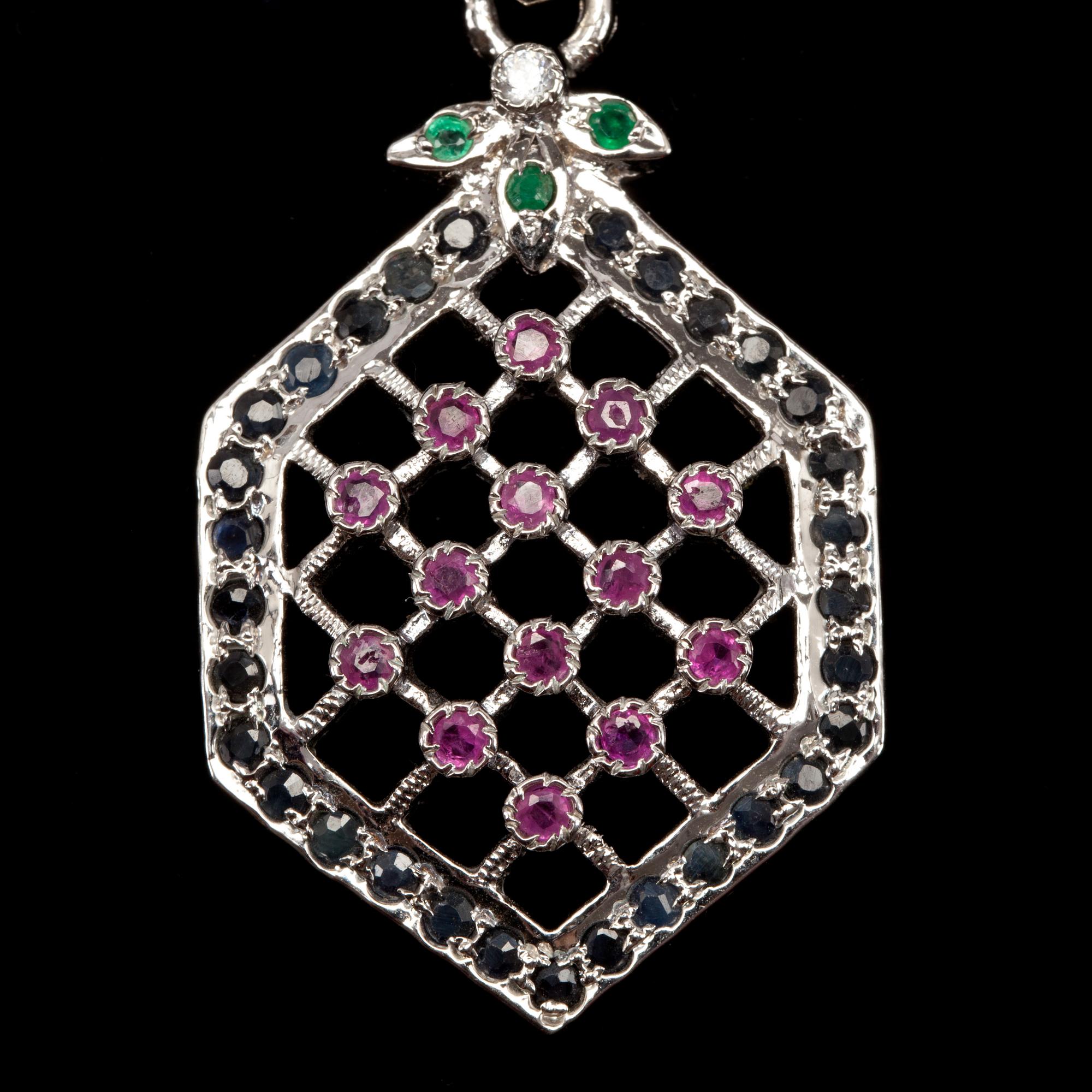 COLLIER MED HÄNGE, fasettslipade svarta och grå stenar, hänge besatt med bl.a. rubiner och smaragder.