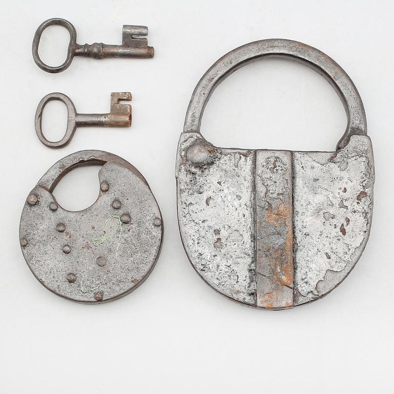 HÄNGLÅS, 2 st, smide, 1800-tal.