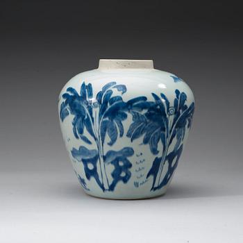 A blue and white jar, Transition 17th century.