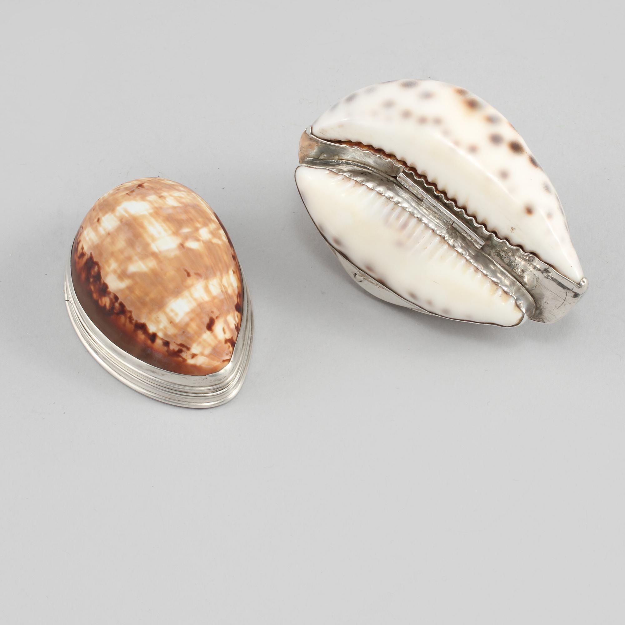 DOSOR, 2 st, silver och snäcka, 1800-tal.