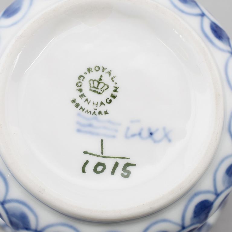 KAFFESERVIS, 33 delar, porslin, "Musselmalet", Royal Copenhagen, 1900-talets andra hälft.