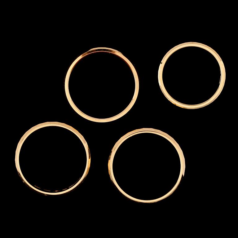 RINGAR, 4 st snarlika, 18 k guld, 1970-tal. Vikt ca 19 gram.