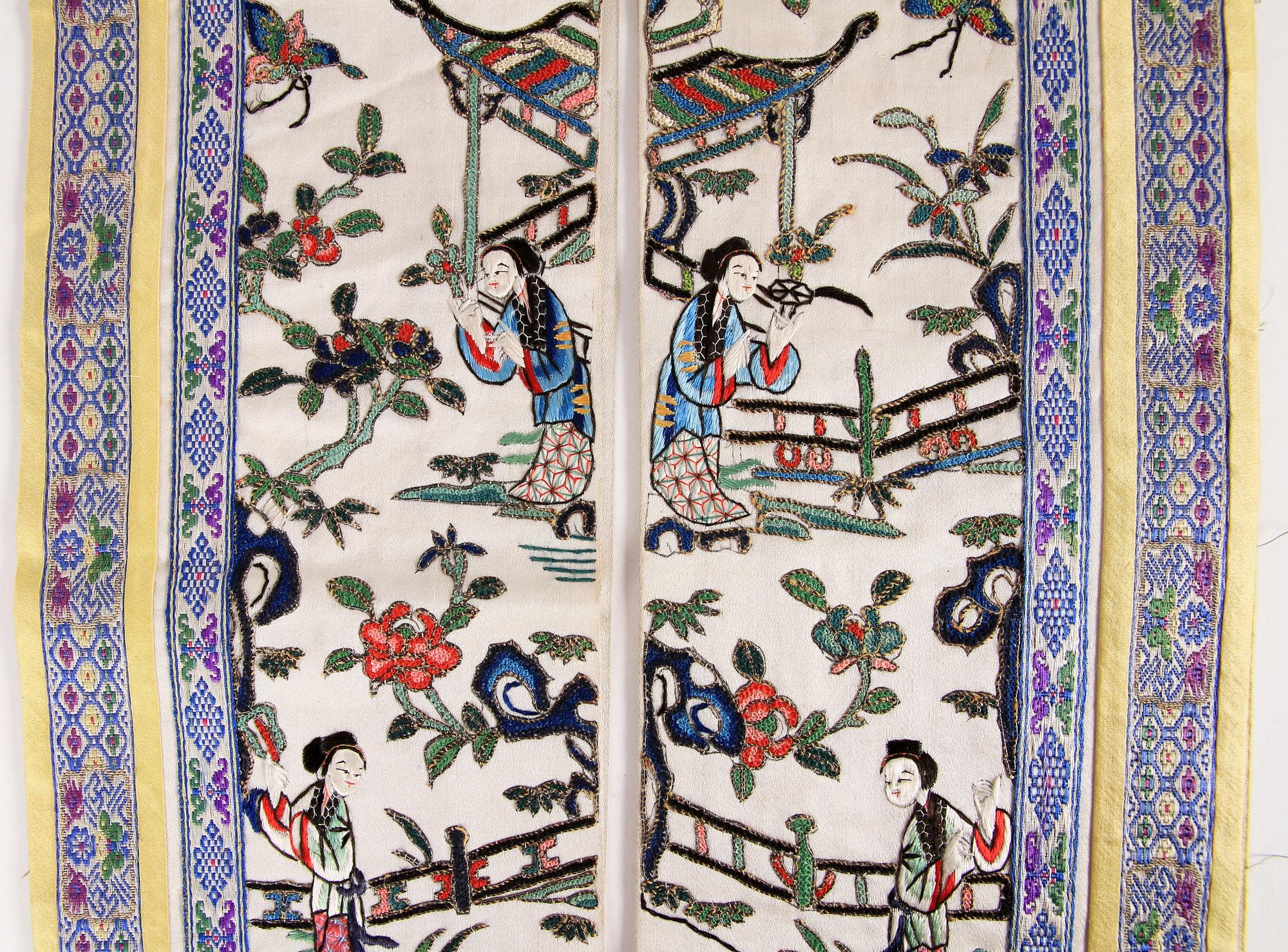 SIDENBRODERIER, två par, Kina, 1900-talets början.