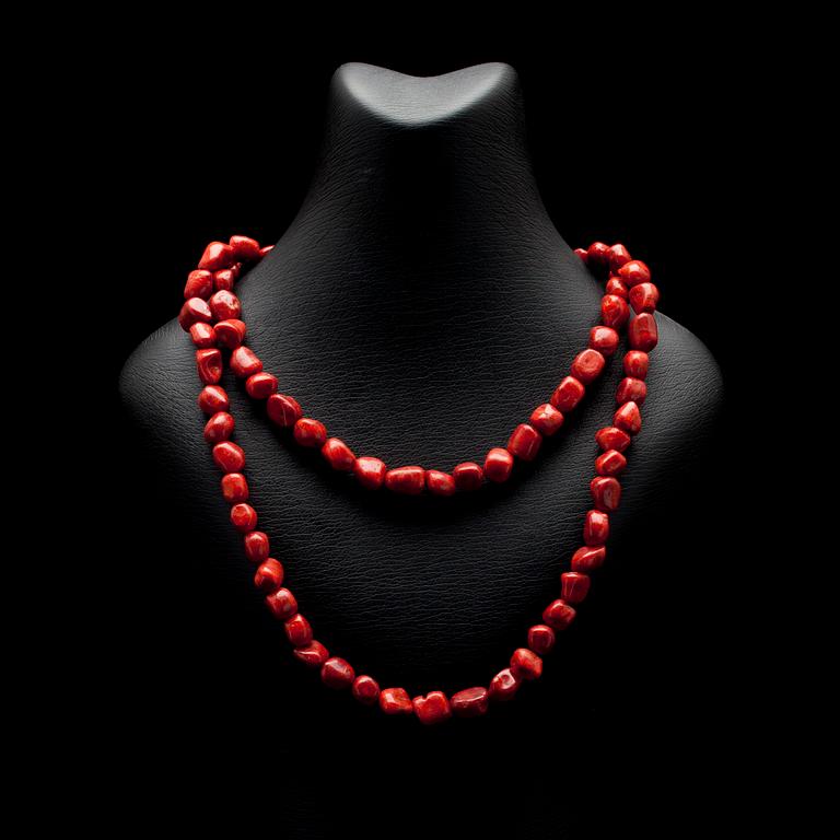 HALSBAND, färgad röd korall, låset metall, nyproduktion.