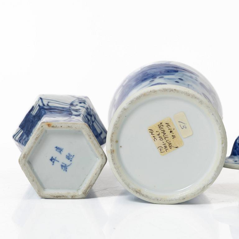 Two Chinese blue and white porcelain vases, Qing dynasty, 19th century.
