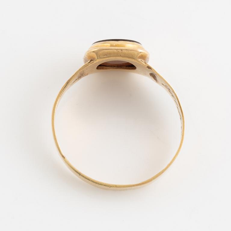 18K gold and carnelian ring.