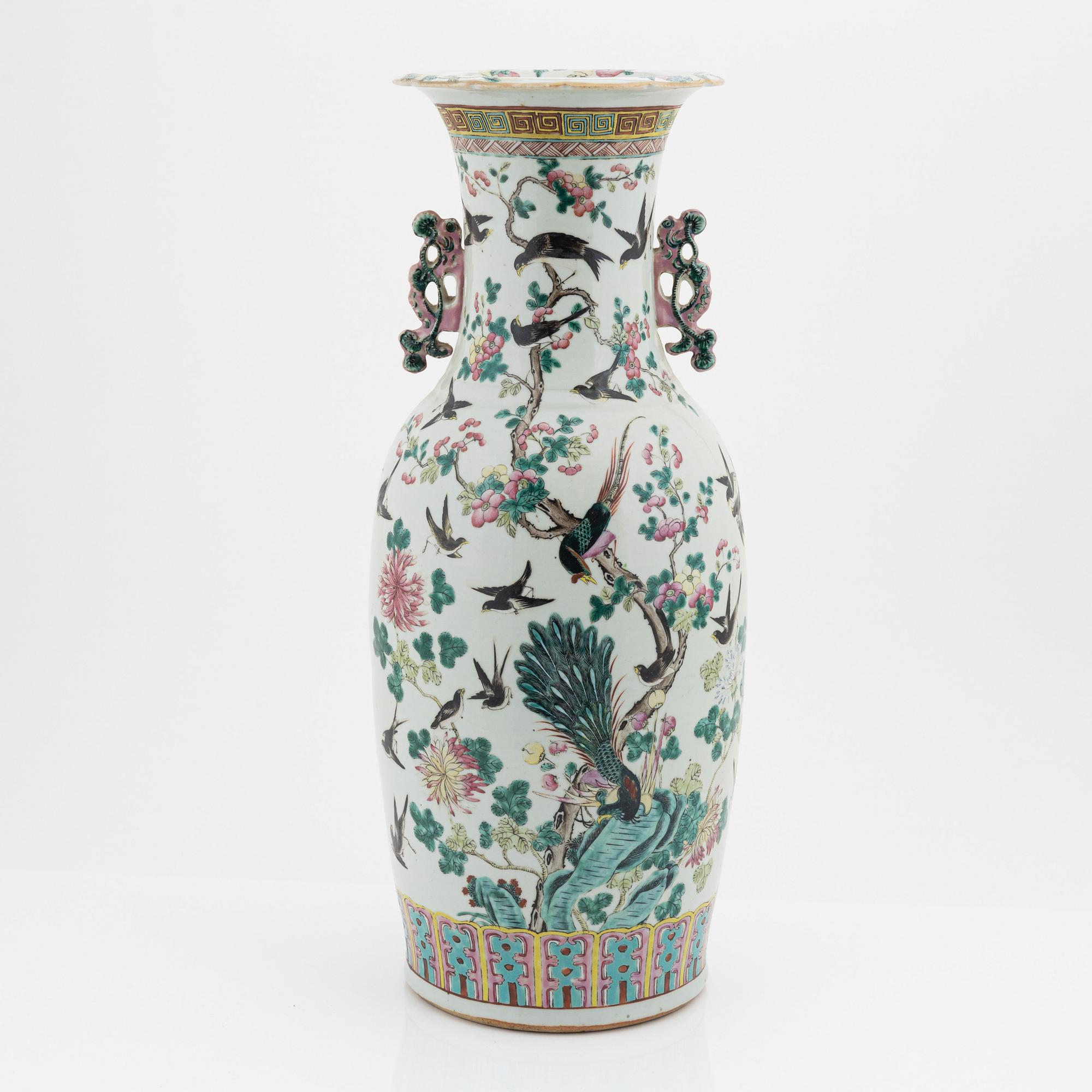 A Chinese vase, late Qing Dynasty, circa 1900.