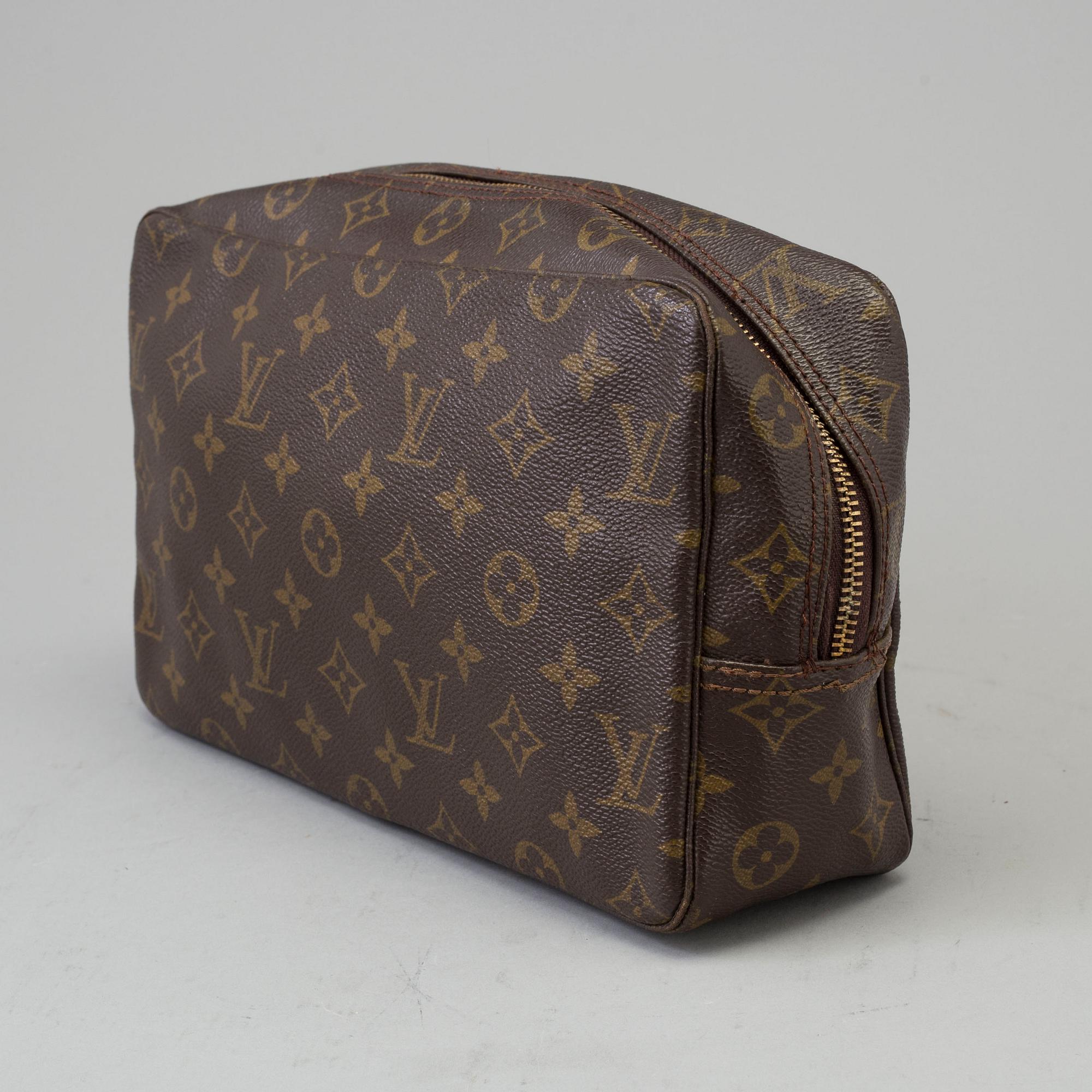 A Louis Vuitton 'Trousse toilette 28' toilet bag.