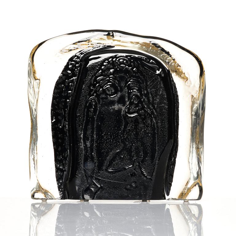 Luigi Benzoni, a glass sculpture of a head, Berengo Studio, Murano, Italy 1999.