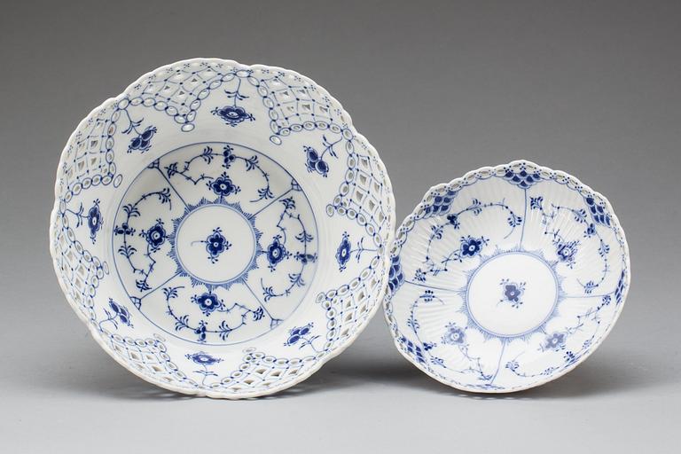 SKÅLAR, 2 st, porslin. "Musselmalet", Royal Copenhagen, 1900-talets andra hälft.