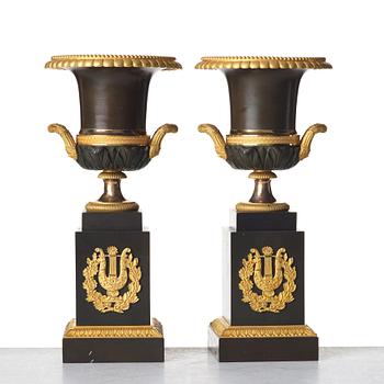 A pair of French Empire urns, beginning of 19th century.