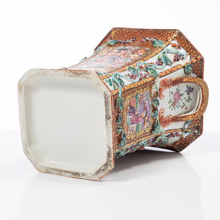 Tulpanvas, porslin, s.k. 'Rockefeller-pattern', Qingdynastin, Qianlong (1736-95).rockefeller.